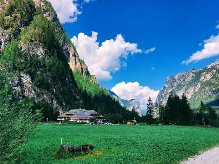 A Dolomitokban a turisták figyelmen kívül hagyják az alapvető viselkedési szabályokat - jönnek a bírságok