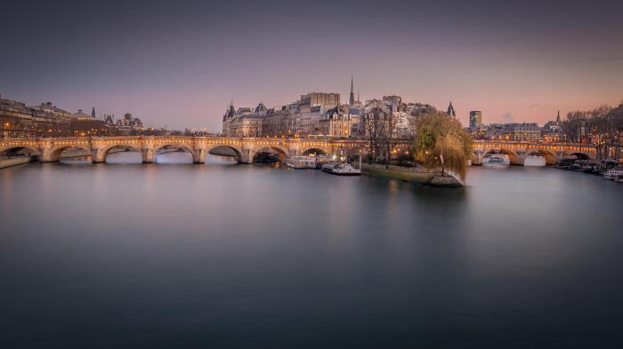 Ingyenes barlang attrakció nyílt Párizsban a Pont Neuf-hídon, melyet a francia Banksy tervezett