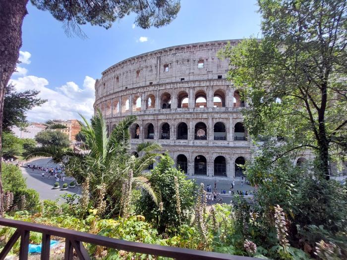 Visszatértek a csecsebecse árusok a Colosseum előtti térre