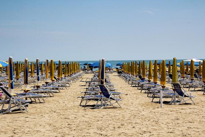 Szabad strand vagy fizetős napozóágy – Olaszországban most dől el a tengerpart sorsa