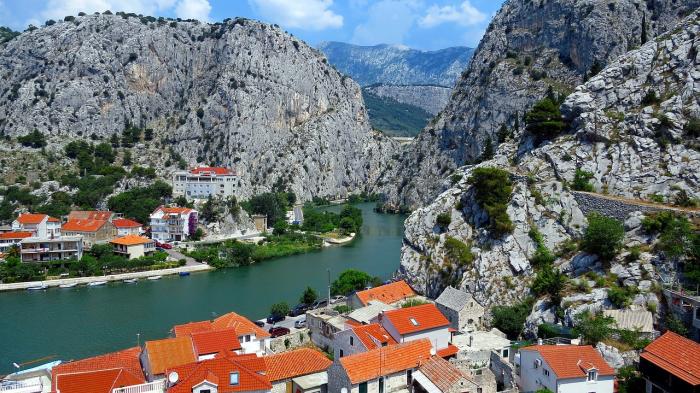 Súlyos erdőtűz pusztít Omis térségében, ezrek menekülnek